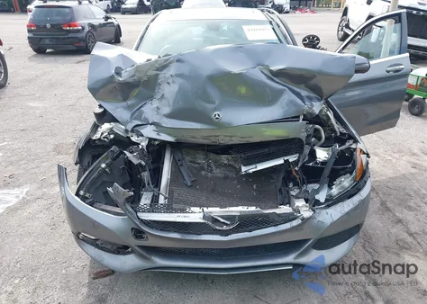 2018 Mercedes-Benz C 300 z USA, uszkodzony, nr VIN 55SWF4JB6JU251784